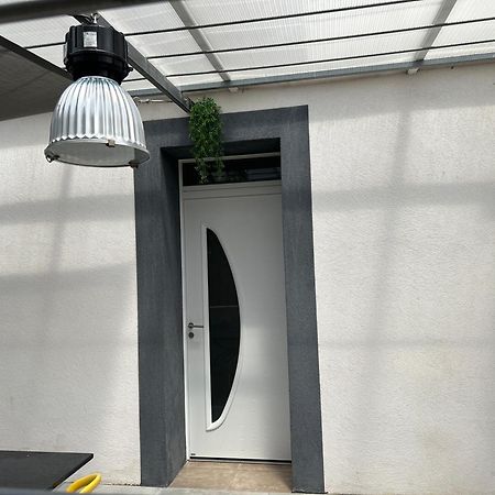 Aux 3 Domaines T2 Avec Terrasse Appartement Hyères Buitenkant foto