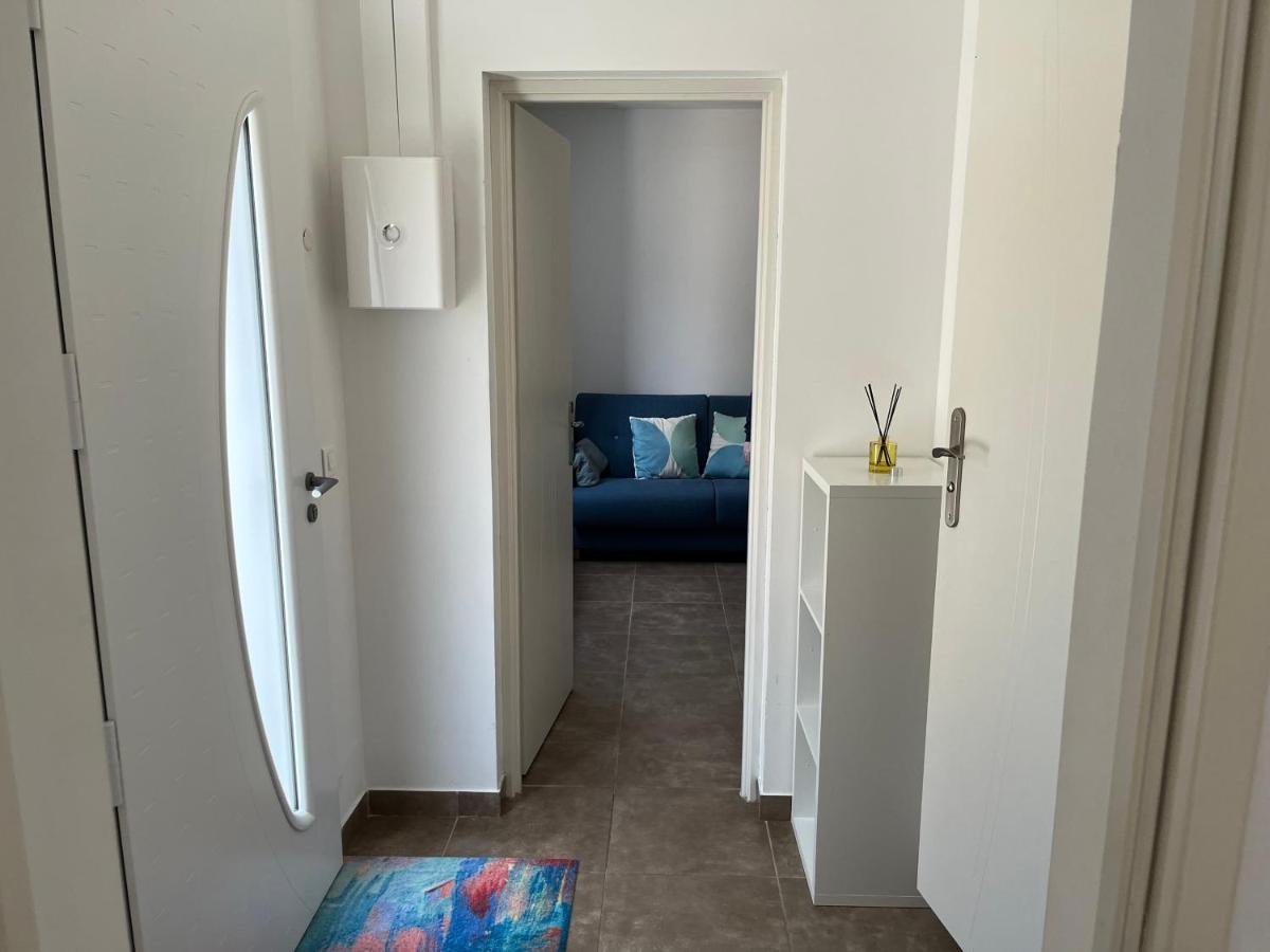 Aux 3 Domaines T2 Avec Terrasse Appartement Hyères Buitenkant foto