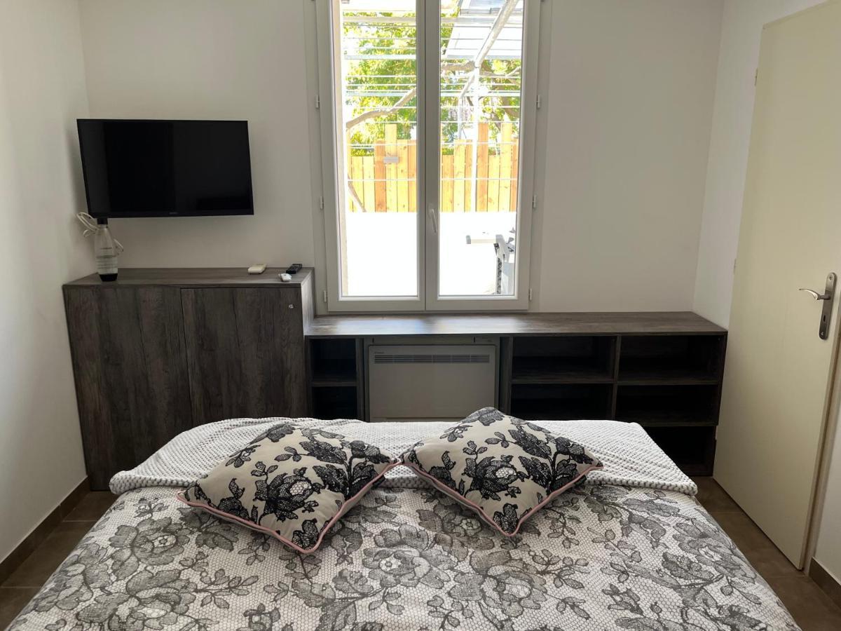 Aux 3 Domaines T2 Avec Terrasse Appartement Hyères Buitenkant foto