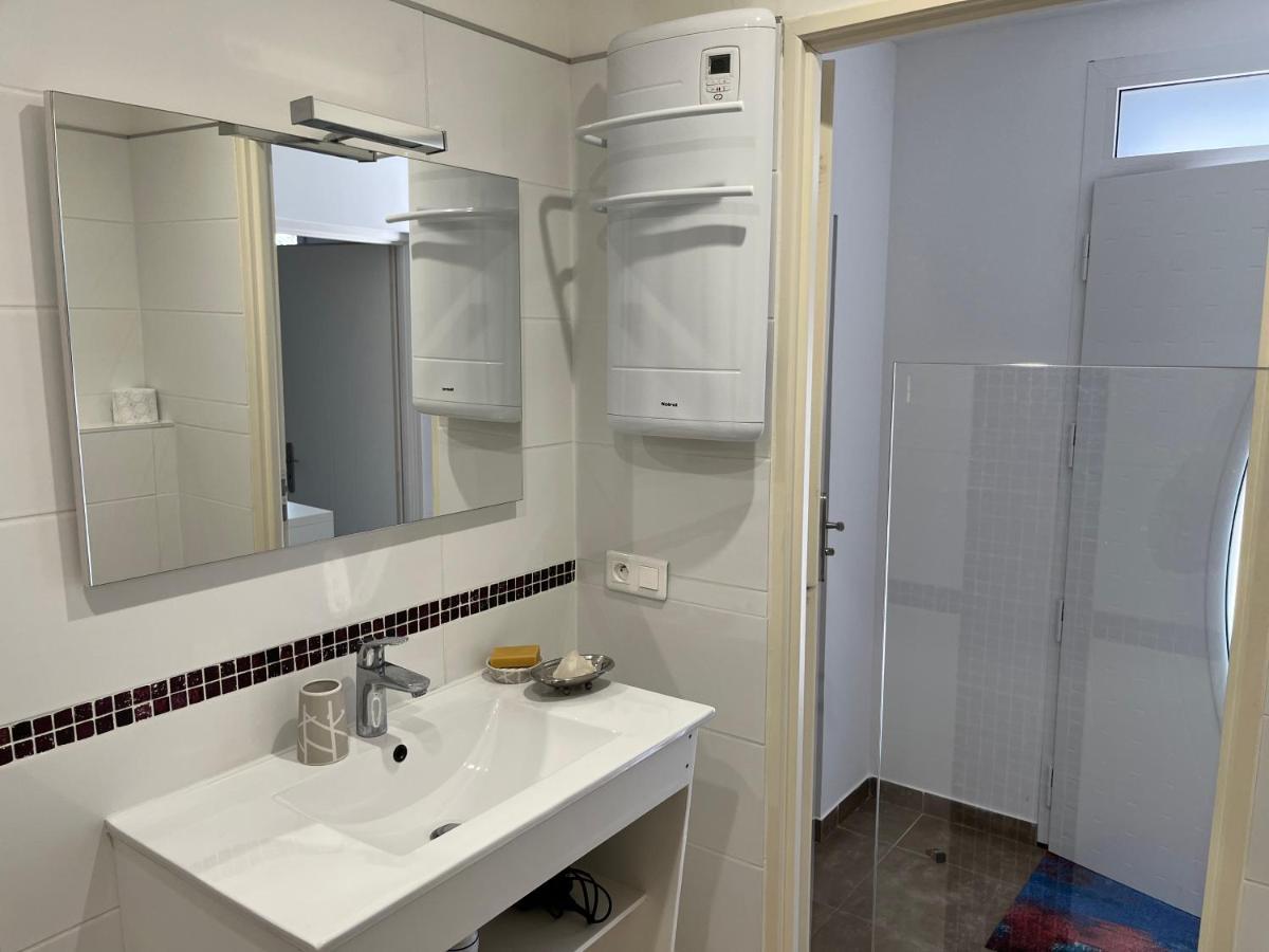Aux 3 Domaines T2 Avec Terrasse Appartement Hyères Buitenkant foto