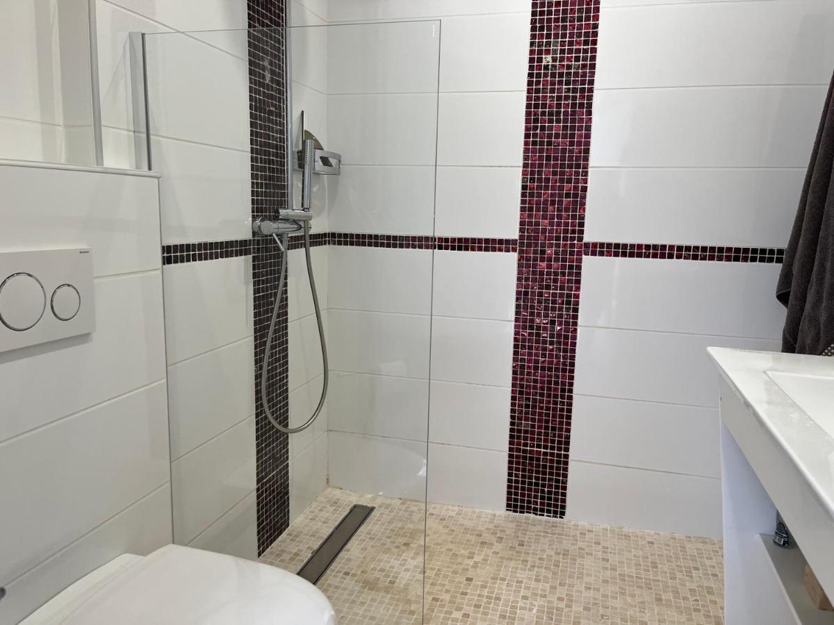 Aux 3 Domaines T2 Avec Terrasse Appartement Hyères Buitenkant foto
