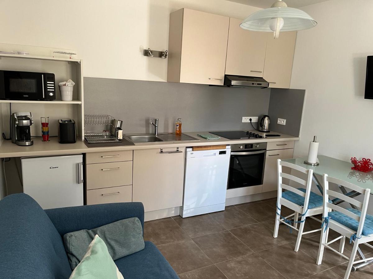 Aux 3 Domaines T2 Avec Terrasse Appartement Hyères Buitenkant foto