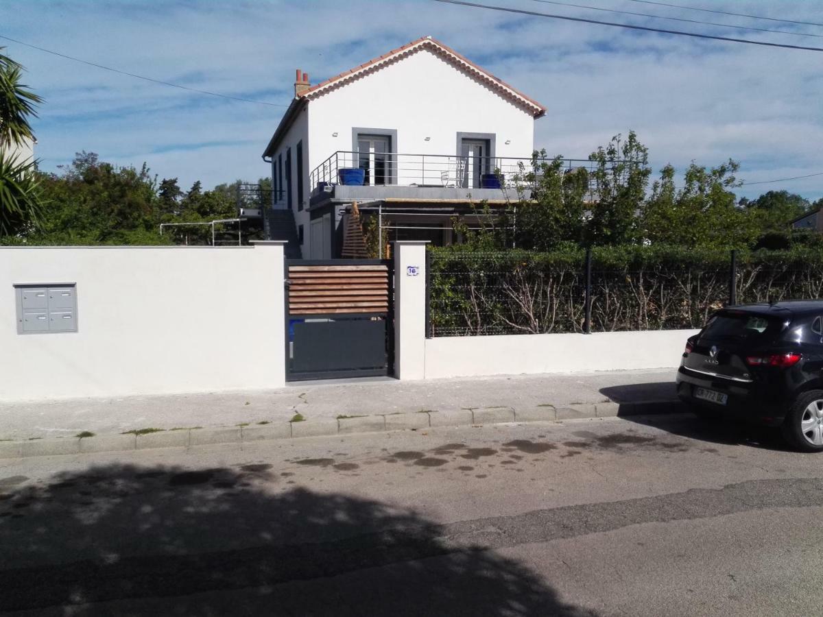 Aux 3 Domaines T2 Avec Terrasse Appartement Hyères Buitenkant foto